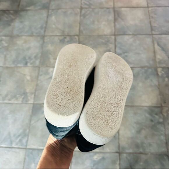 Steve Madden Lynn, BlackVelvet Sneakers with Pearl Accent. - Picture 4 of 6